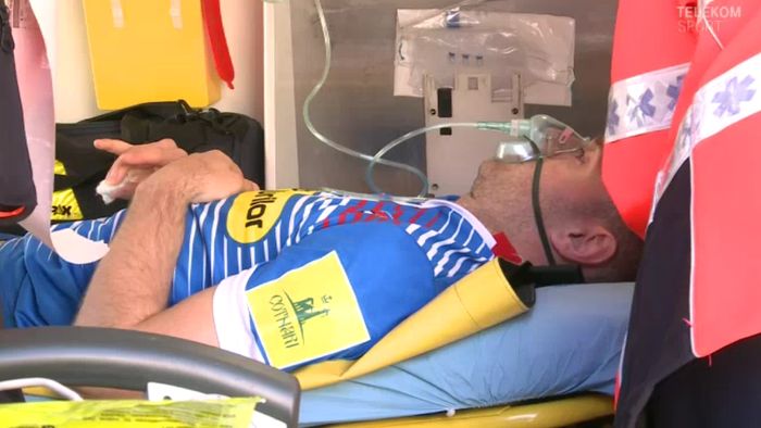 Panică la Botoșani! VIDEO | I s-a făcut rău în timpul meciului și a fost urcat direct în ambulanță