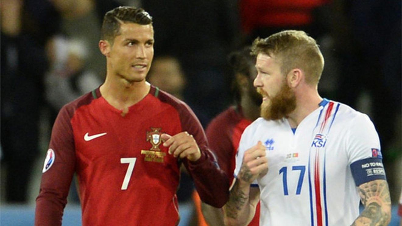 "Să facem schimb de tricouri?" Nu a jucat nimic, dar și-a luat la mișto adversarii. Un cititor pe buze a aflat ce i-a transmis Ronaldo căpitanului Islandei la finalul partidei