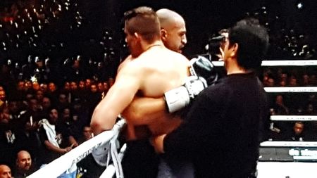 Final incredibil pentru superfight-ul Badr Hari - Rico Verhooven! VIDEO | Marocanul s-a accidentat și nu a mai putut continua lupta, apoi a cerut revanșa: "Voi reveni, mă voi duce la sală și-l voi face K.O. pe acest tip!"