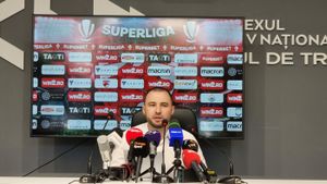 Vlad Iacob, conferință fulminantă la „Arcul de Triumf”! Administratorul special îi atacă pe cei de la Red&White: „Aporturile de până acum au fost admise cu întârziere. Nu sunt la nivelul așteptat, sunt datorii curente de 800.000 euro și poate fi solicitat falimentul clubului!”