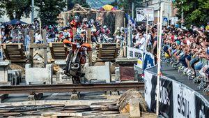 Peisajele din Carpați și Red Bull Romaniacs 2014, încălzirea perfectă pentru Dakar. Urmărește sâmbătă, pe sport.ro, povestea celei mai de succes competiții moto organizate de România