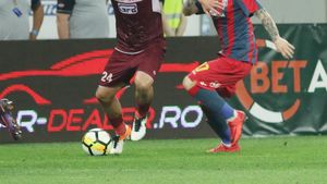 Gică Hagi a discutat despre Steaua - Rapid, meciul din Liga 4: "Felicitări tuturor, au venit atât de mulți oameni! Fotbalul e iubit!". "Regele" a sancționat incidentele din tribună

