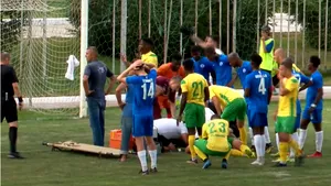Fotbalistul a fost lovit violent într-un meci din Super Liga și a intrat în comă! Scene horror cu momentul accidentării | VIDEO