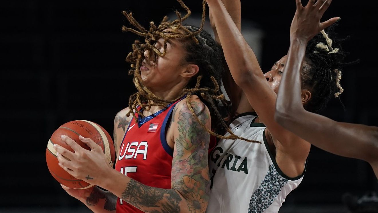 Șoc total! Rușii au reținut pe aeroport o jucătoare din SUA, dublă campioană olimpică! Acum, ea riscă 10 de ani închisoare: câinii polițiști au adulmecat bagajele sportivei și au descoperit asta | VIDEO