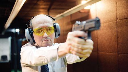 Cât te costă să tragi cu pistolul în București, la poligon. Cartușul antistres