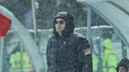 Așa ceva nu s-a mai întâmplat în România. Lui Eugen Neagoe nu i-a venit să creadă când l-a auzit pe arbitrul meciului Gloria Buzău - FCSB: „Tu vorbești așa cu mine, bă, nebunule?!”