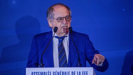 După ce l-a umilit pe Zinedine Zidane, președintele FFF, Noel Le Graet, plătește cu postul: a fost suspendat temporar de la conducerea fotbalului din Hexagon! Bărbatul a fost acuzat și de hărțuire sexuală