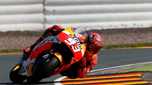 Marc Marquez câștigă cursa MotoGP din Germania. Valentino Rossi prinde podiumul și mărește avansul la general în fața lui Lorenzo