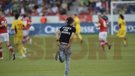 FOTO Un fan al Craiovei a intrat pe teren în timpul meciului Elveția - România: "Justice for Craiova!"** Meciul, întrerupt câteva clipe