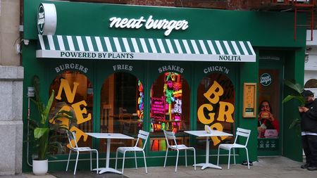 Lewis Hamilton şi Leonardo DiCaprio au dat faliment! Au închis lanțul de restaurante vegane şi au pierdut 9.250.000 de euro dintr-un foc