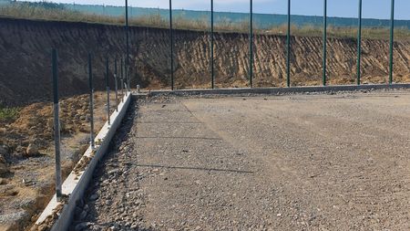 „Terenul de fotbal în pantă” de la Huși, faza pe șantier: cum arată baza care a produs stupoare la lansarea proiectului! Explicația primarului: ”Tot orașul e într-o farfurie, suntem așezați pe dealuri” | FOTO ȘI VIDEO EXCLUSIV