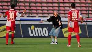 "Dați jos tricourile!"**