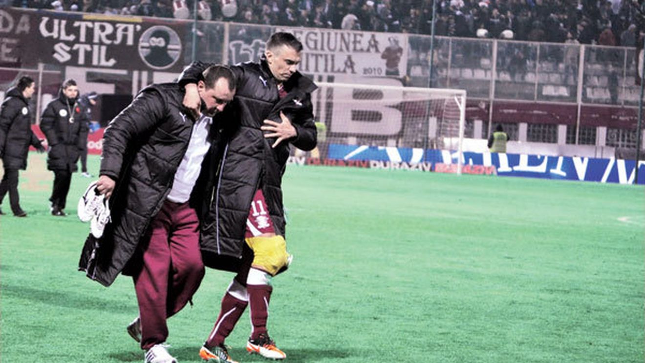 Terenul de pe Giulești "l-a rupt" pe Pancone!** "Mi-a rămas piciorul în gazon!" Ce soluții are Răzvan Lucescu pentru înlocuirea atacantului