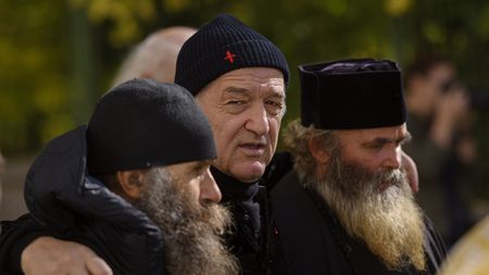 Patriarhul Daniel i-a interzis lui Gigi Becali să mai cânte în strana Catedralei! Decizie fără precedent