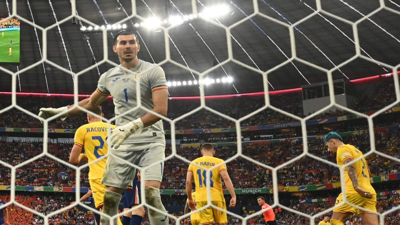 Ce a făcut Florin Niță când a văzut 700 de euro pe gazon, în meciul România - Olanda 0-3! Lineker şi Van Basten au răbufnit când au văzut ce a făcut românul