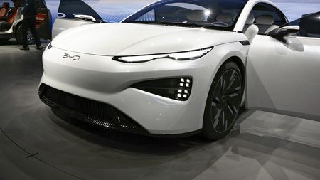 Ce s-a întâmplat cu o mașină BYD care a fost lovită de fulger de trei ori în câteva secunde