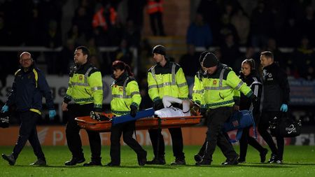 FOTO | Accidentare HORROR în Anglia! A ieșit pe targă, cu mască de oxigen, în aplauzele întregului stadion