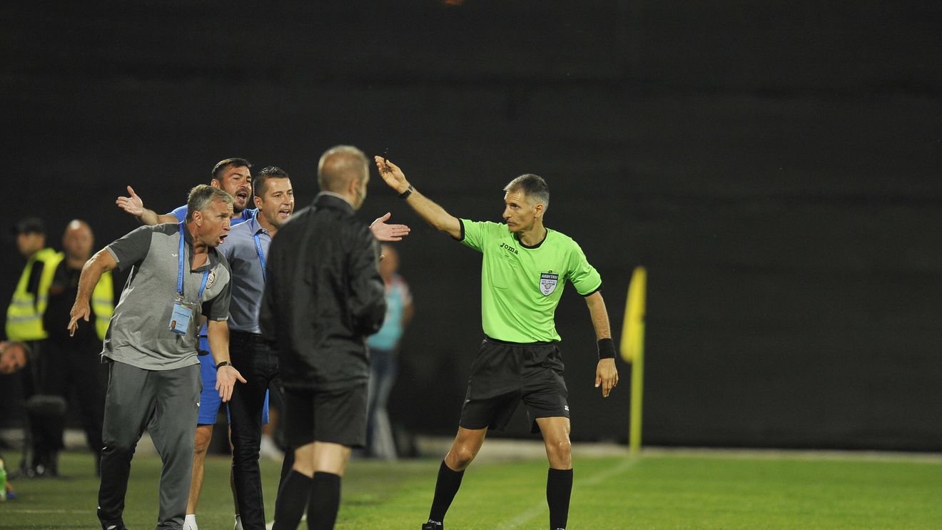 Momente foarte controversate în "Gruia"! FOTO | Arbitrul Adrian Comănescu a acordat un penalty foarte ușor pentru CFR și l-a eliminat pe Tiago Ferreira. Dan Petrescu, trimis în tribune