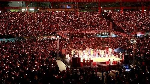 VIDEO & FOTO | „O, brad frumos!”. 28.000 de fani s-au strâns pe stadion și au cântat colinde în Ajunul Crăciunului. Atmosferă senzațională