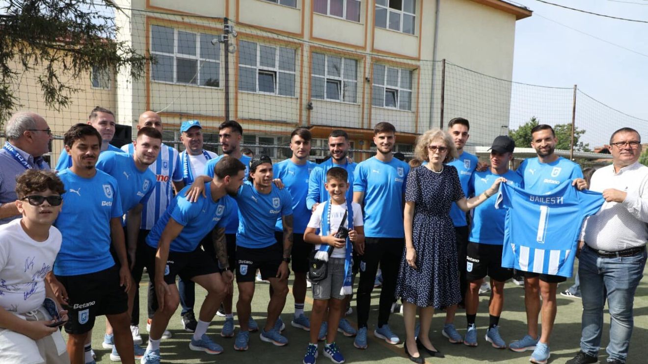 Juveţii, în vizită la „Nea Mărin". Jucătorii Universităţii Craiova au deschis anul şcolar la Băileşti, vizitând şi Casa Memorială „Amza Pellea". Foto
