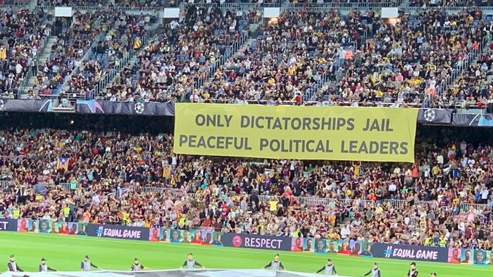 Ce vor să spună fanii Barcelonei cu bannerul afișat în startul meciului: ”Doar dictaturile întemnițează liderii politici pașnici”