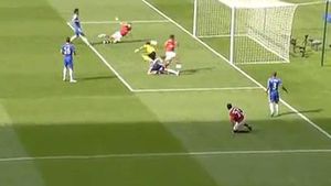 VIDEO Cel mai greu gol al carierei pentru "Chicharito" Hernandez! Cu nasul, în Supercupă