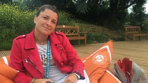 SPECIAL | Alexandra Dulgheru împlinește, azi, 30 de ani. "Am o relație bună cu Henri Leconte". Cutia cu amintiri: "Intru în vestiar, mă vede. Și, așa cum e ea, mai băiețoasă, îmi dă o palmă peste spate, de am crezut că o să cad pe jos pe acolo'" VIDEO