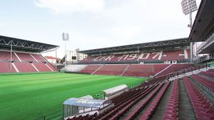 De necrezut: CFR ajută Steaua în lupta la titlu. Adrian Falub: "Nu ne convine că CFR face asta". "U" Cluj a ajuns la mila suporterilor, care strâng bani pentru a plăti cantonamentul echipei