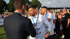 Florin Maxim și-a prelungit contractul cu Corvinul după ce a reușit promovarea în Liga 2. Un jucător plecat de la UTA, prima achiziție dorită de hunedoreni