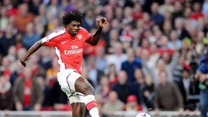 Wenger vrea să-l cedeze pe Adebayor