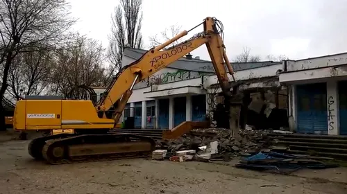 FOTO | A început demolarea patinoarului Mihai Flamaropol! Noul patinoar va fi gata în 3 ani și va costa 22 de milioane de euro
