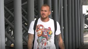 Denis Alibec nu suportă concurența când vine vorba de mașini. Atacantul Astrei conduce un McLaren și a luat „la șuturi” Ferrari-ul condus de Raoul Baicu | VIDEO