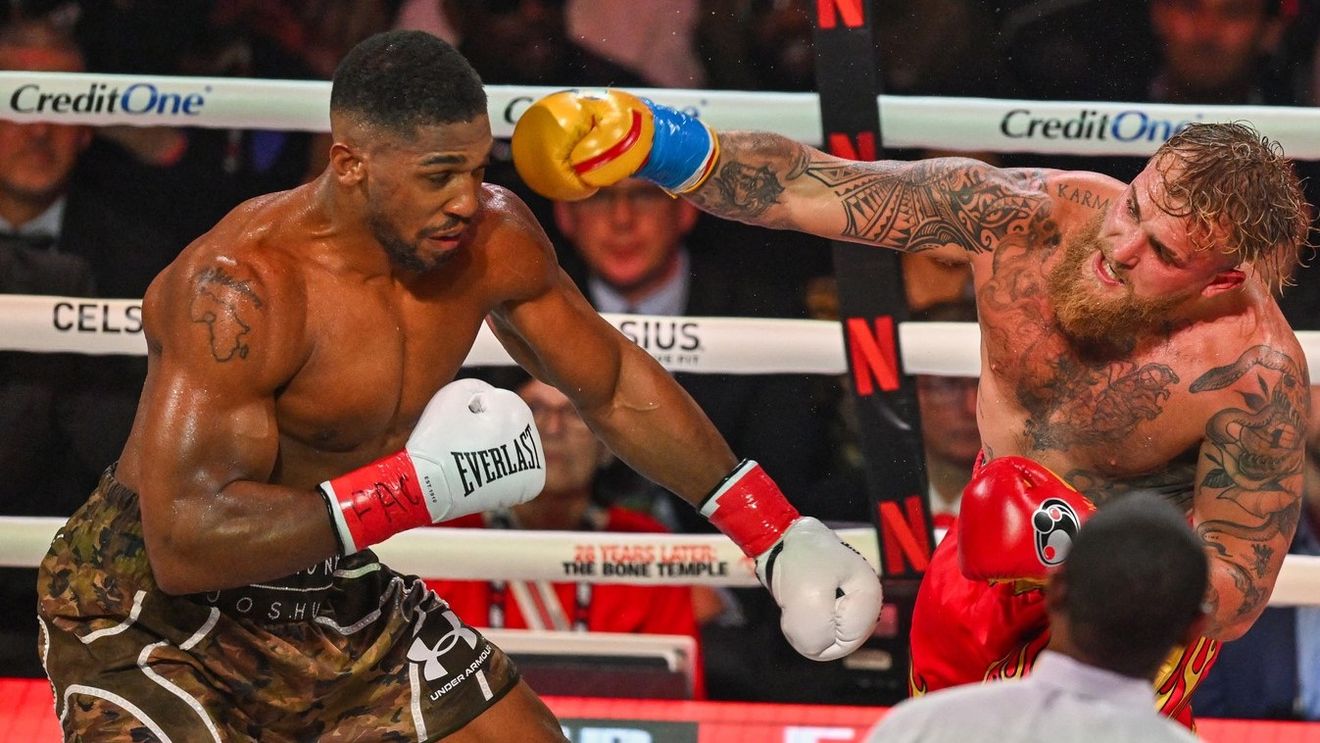 „N-au dat bani să vadă rahatul acesta!”. Comentatorii NETFLIX i-au desființat pe Anthony Joshua și pe Jake Paul în timpul luptei și fanii i-au huiduit copios!