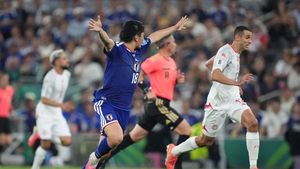 Istvan Kovacs a luat decizia. Tot stadionul a huiduit, deşi era obligat să facă asta!