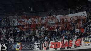 FOTO** Scandal la Cluj! Fanii i-au acuzat de BLAT pe jucători: "Băi, ordinarilor!" Dinu: "Dacă jucam la pariuri, nu plecam acasă cu taxiul"