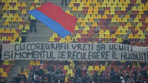 Puțini, dar puși pe ironii! Cei 100 de fani FCSB au luat peste picior PCH-ul în derby. Mesajele care nu s-au văzut la TV: „Vă credeți la Untold?”