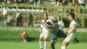 Valiza anilor '90: `Am luat bani și am trimis titlul în Ghencea!`