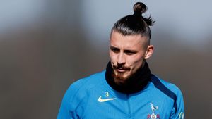 Reacția britanicilor după ce s-a spus că Radu Drăgușin a zis „DA” pentru transferul de 20.000.000 de euro