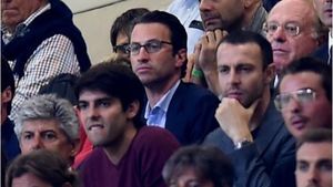 Unul dintre cei mai importanți politicieni români s-a "strecurat" la derby-ul AC Milan - AS Roma și a apărut într-o poză în care vedeta era Kaka. FOTO