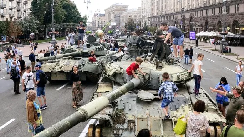 Copiii ucraineni se joacă pe tancuri capturate de la armata rusă. Îl vom învinge pe Putin. Zeci de femei și-au făcut selfie-uri în fața vehiculelor militare distruse