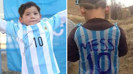Puștiul devenit celebru pe internet cu această imagine, forțat să fugă din Afganistan: "Viața a devenit un calvar și am vândut tot". Fanul lui Messi, amenințat de talibani
