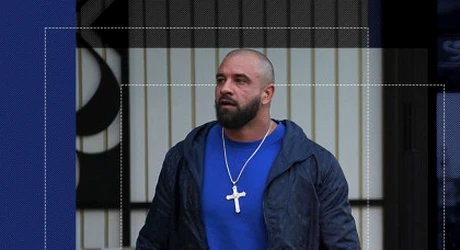 L-au umilit pe Alex Bodi! I-au 'răpit' și dedicațiile! 'Musculosul' a apărut în restaurantul unde petreceau Dan Alexa și Nuredin Beinur & 'frații' lui, dar a avut un șoc!