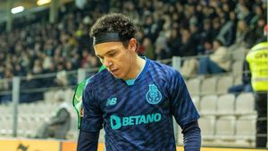 Caz incredibil. Mai ceva ca Alibec: fotbalistul a refuzat să facă deplasarea şi la ora meciului se juca CS2