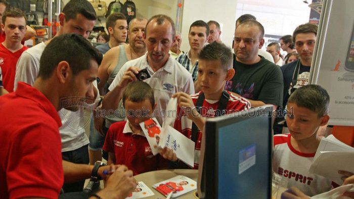 Dinamoviștii, primiți cu mult entuziasm la Bistrița.** Fanii s-au înghesuit la autografe: "Au venit și de la 30 de kilometri"