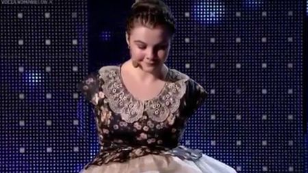 Gigi Becali i-a făcut un cadou tinerei fără mâini care cântă la pian