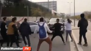 Lui Messi nu i-a păsat de fani. VIDEO Șocant | Mașina sa a trecut ca prin "brânză" prin suporterii care visau la un autograf