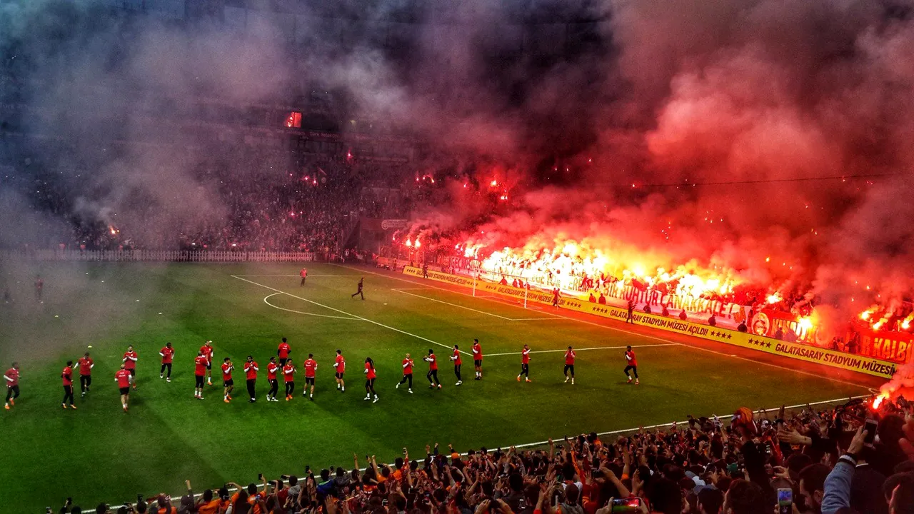 FOTO&VIDEO | Nu e război, e doar un antrenament al lui Galatasaray! Elevii lui Terim, primiți fantastic înaintea derby-ului de mâine cu Fenerbahce
