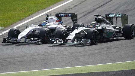 Hamilton a câștigat la Singapore, în timp ce Rosberg a abandonat