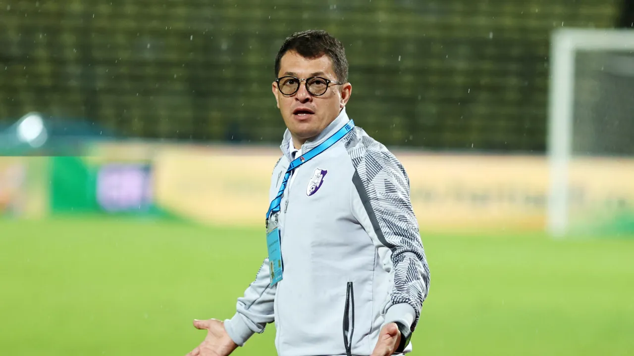 Alarmă la meciul FCSB - FC Argeș! Lui Andrei Prepeliță i s-a făcut rău și a plecat la vestiare! Primele informații despre starea de sănătate a antrenorului | FOTO