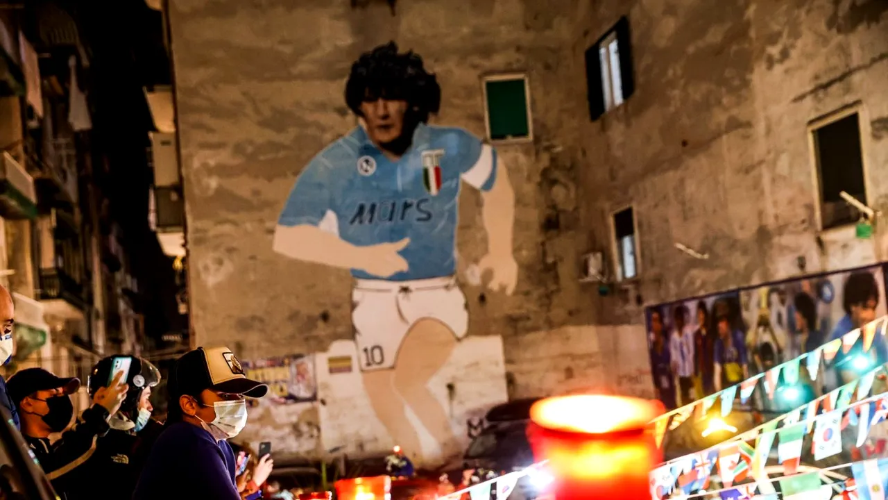 Au dat „foc” orașului Napoli în memoria lui Diego Maradona! S-a făcut lumină în noapte, după ce fanii lui Napoli au aprins mii de torțe în toate colțurile orașului | VIDEO